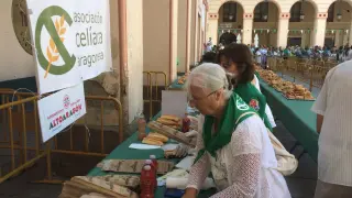 Huesca despierta el tercer día de fiestas al son de la música de los Danzantes en el Mercado