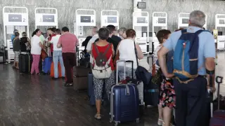 Varios pasajeros, este lunes en el aeropuerto de Zaragoza