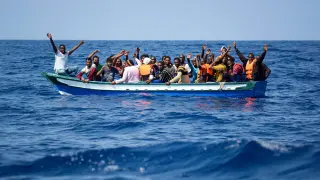 Inmigrantes siendo rescatados para ser llevados a bordo del Aquarius.