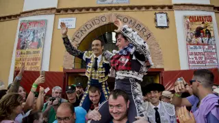 Salida a hombros del Cid, junto a Imanol Sánchez, en 2017.