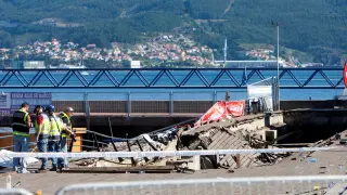 La policía científica inspecciona la zona del paseo marítimo tras el accidente en Vigo.