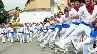 Bailadores de todas la edades muestran sus pasos a San Roque en el final de la procesión.