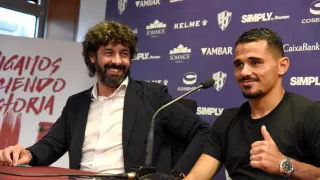 El director deportivo Emilio Vega y el extremo turco de origen francés Serdar Gürler, este jueves durante el acto de presentación del futbolista.