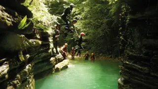 Divertidos saltos al agua, desde poca altura, son un atractivo de barrancos como el de Forcos.