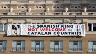 Pancarta que colgaba de un edificio de plaza Cataluña durante el homenaje en recuerdo a las víctimas del 17A.