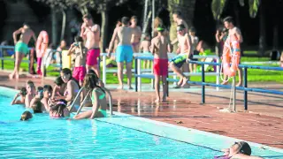 Una jornada en la piscina en el Club Deportivo Municipal La Granja, en Zaragoza