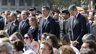 Los Reyes, el presidente del Gobierno y las autoridades catalanas, durante el acto en la plaza Cataluña
