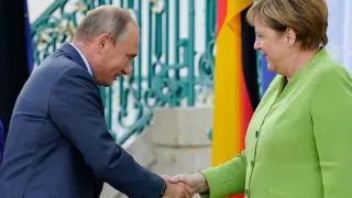 Vladimir Putin y Angela Merkel este sábado en Berlín