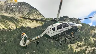 El helicóptero de la Guardia Civil durante una de las intervenciones de este fin de semana.