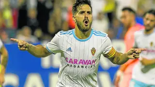 Javi Ros, ayer capitán del Real Zaragoza, celebra el gol que anotó desde el punto de penalti.