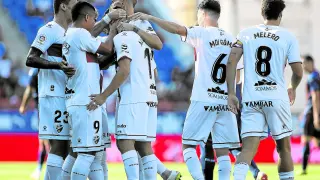 Los futbolistas del Huesca celebran en Éibar uno de los dos goles que anotó Álex Gallar para el triunfo por 1-2.