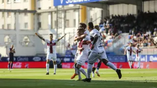 Álex Gallar, rodeado de varios compañeros tras anotar el 0-1, el primer gol del Huesca en la máxima categoría.