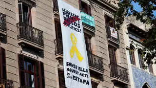 Una pancarta con el lazo amarillo en Barcelona.