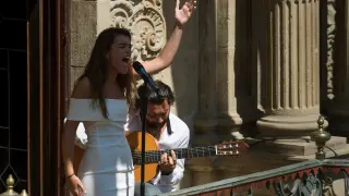 Amaia Romero inaugura el festival Flamenco On Fire con un recital en el balcón del Ayuntamiento de Pamplona.