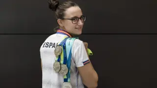 María Delgado, con sus medallas, ayer a su llegada a la estación de Delicias.