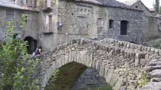 Puente a la entrada de la villa medieval de Montañana, en Huesca.