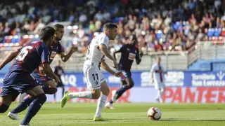 Gallar enfila la portería en la acción que originó el 0-1 cuatro minutos después de que la temporada abriera el telón para el Huesca en Eibar.