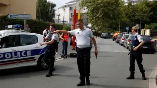 Agentes de Policía cortan la calle donde ocurrió el ataque.