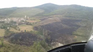 El fuego se declaró en los campos cercanos al pueblo, como se aprecia en la imagen tomada desde el aire