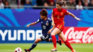 La española Damaris Egurrola lucha por el balón con la japonesa Riko Ueki.