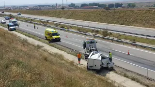 La grúa retira uno de los vehículos accidentados en la A-23 en Teruel.