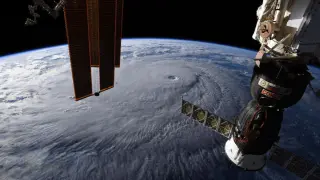 Fotografía tomada desde la Estación Espacial Internacional donde aparece el huracán Lane sobre el océano Pacífico, cerca de Hawai