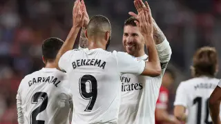 El delantero Karim Benzema celebra con Sergio Ramos el cuarto gol del Real Madrid ante el Girona,