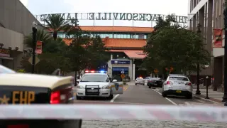 Coches de policía alrededor del centro comercial de Jacksonville en el que se produjo el tiroteo.
