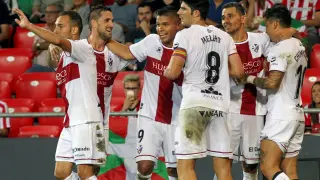 Miramón celebra junto a otros futbolistas el gol de Chimy Ávila.