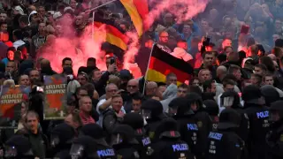 Manifestantes ultraderechistas protestan contra la muerte de un hombre en una pelea en Chemnitz, Alemania.