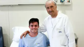 Carlos Mayo con el doctor Pedro Guillén