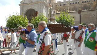 Los representantes de las cinco peñas festivas portaron a hombros la reliquia de San Antilano.
