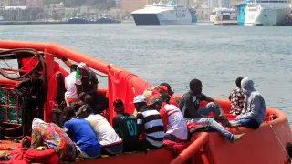 Imagen de archivo de un grupo de personas rescatadas por Salvamento Marítimo en el Estrecho de Gibraltar.