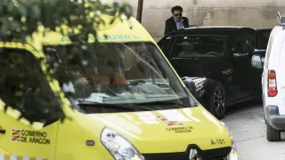 El alto funcionario de la Embajada India,este jueves, se sube a un coche al terminar la reunión celebrada en Zaragoza