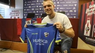 Alexsandar Jovanovic durante su presentación este jueves como nuevo portero del Huesca.