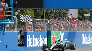 Hamilton en el momento de cruzar la línea que marca el final de carrera en el GP de Italia pasado.