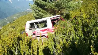 El coche del fallecido, que cayó por la ladera unos 60 metros