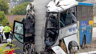 Brutal choque de un autobús en Avilés