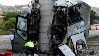 El vehículo ha impactado frontalmente contra un pilar de un viaducto en la variante de Avilés (Asturias).