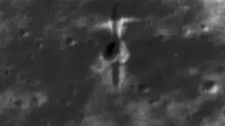La imagen muestra un parche de la superficie de la Luna y presenta una forma intrigante.