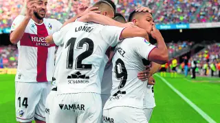 Varios jugadores del Huesca abrazan a Cucho Hernández tras el gol del joven delantero colombiano que supuso el 0-1.