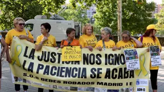 Miembros de la asociación S.O.S. Bebés robados, a las puertas de la Audiencia Provincial de Madrid.