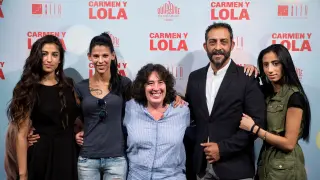 El equipo artístico de 'Carmen y Lola' encabezado por la directora bilbaína Arantxa Echevarría.