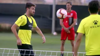 El centrocampista alicantino Moi Gómez durante el entrenamiento vespertino desarrollado por el Huesca este miércoles en el Instituto Montearagón.