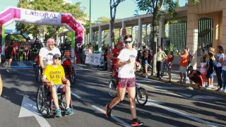 Jorge Murillo, en silla de ruedas, en la carrera solidaria 10K Bomberos de hace dos años en Zaragoza.