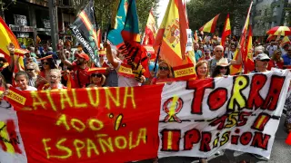 Decenas de personas con banderas de España durante la manifestación convocada por el empresario José Manuel Opazo en Barcelona, que apoya también Vox, en "defensa de la unidad de España" y "contra los pactos de Pedro Sánchez con los partidos separatistas".