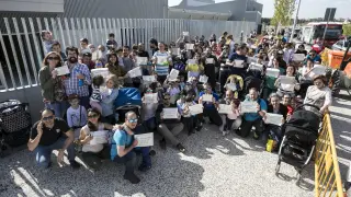 Foto de archivo de una concentración de familias de niños del colegio Parque Venecia pidiendo la ampliación de aulas en 1º de infantil