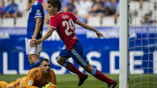 Momento en el que Soro acaba de marcar el 0-4 en Oviedo, con el portero Herrero caído en el suelo mirando el primer tanto como profesional del canterano del Real Zaragoza.