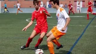 Juan Navarro, del San Gregorio, intenta tapar el avance de un jugador del Juventud