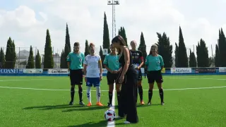 Eva Amaral realiza el saque de honor del Zaragoza Femenino-Mallorca ToppFotball.